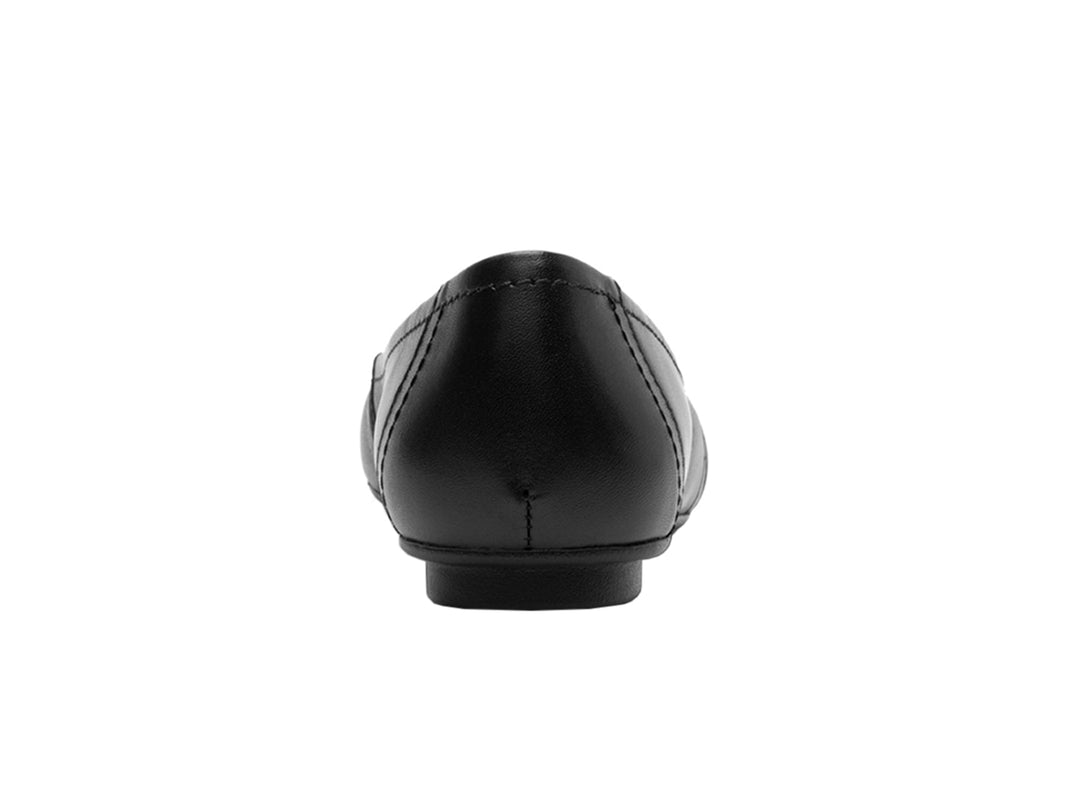 Zapato plano Flexi para mujer en color negro, fabricado en cuero con detalle trenzado en la parte frontal.