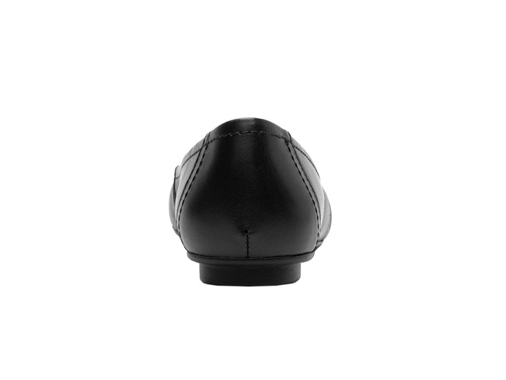 Zapato plano Flexi para mujer en color negro, fabricado en cuero con detalle trenzado en la parte frontal.