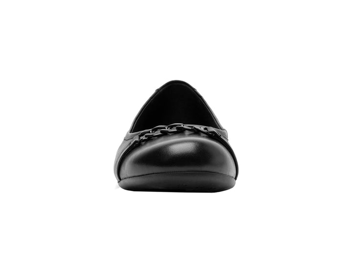 Zapato plano Flexi para mujer en color negro, fabricado en cuero con detalle trenzado en la parte frontal.