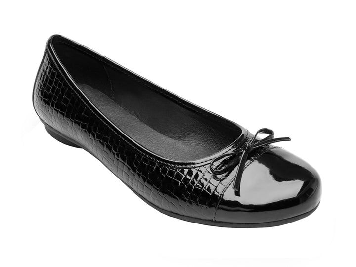 Zapato plano negro con acabado brillante, textura de cocodrilo y un pequeño moño decorativo al frente.