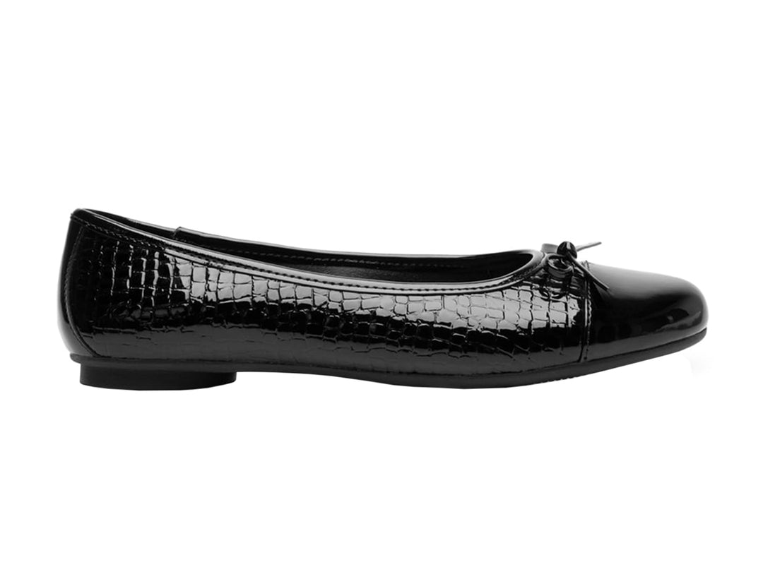 Zapato plano negro con acabado brillante, textura de cocodrilo y un pequeño moño decorativo al frente.