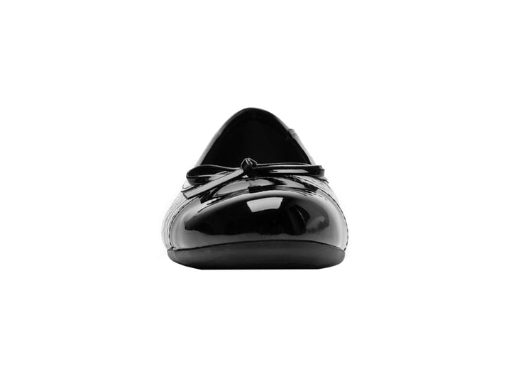 Zapato plano negro con acabado brillante, textura de cocodrilo y un pequeño moño decorativo al frente.