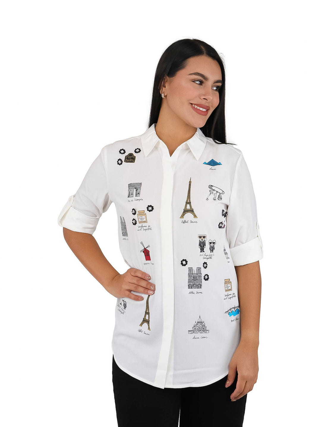 Mujer vistiendo camisa blanca de manga larga con estampados de monumentos de París.
