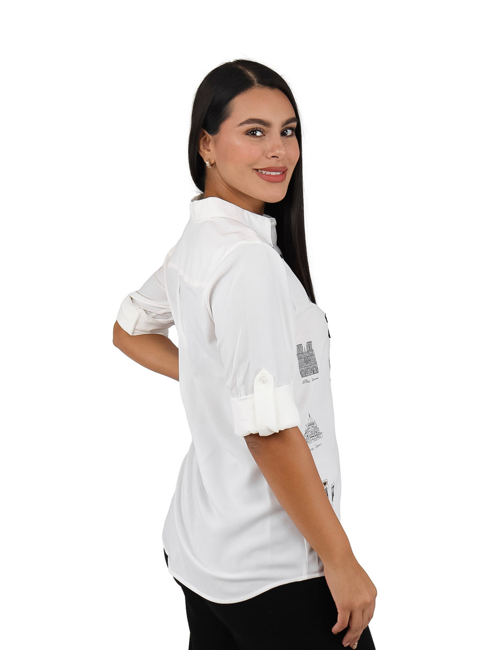 Mujer vistiendo camisa blanca de manga larga con estampados de monumentos de París.