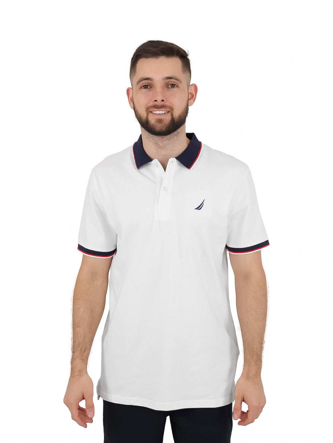 Hombre vistiendo playera polo blanca con cuello y bordes de manga en azul marino y rojo.