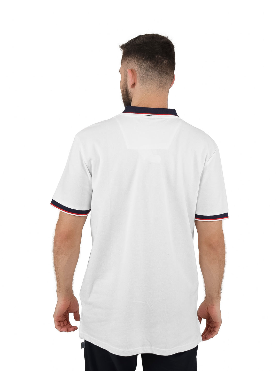 Hombre vistiendo playera polo blanca con cuello y bordes de manga en azul marino y rojo.