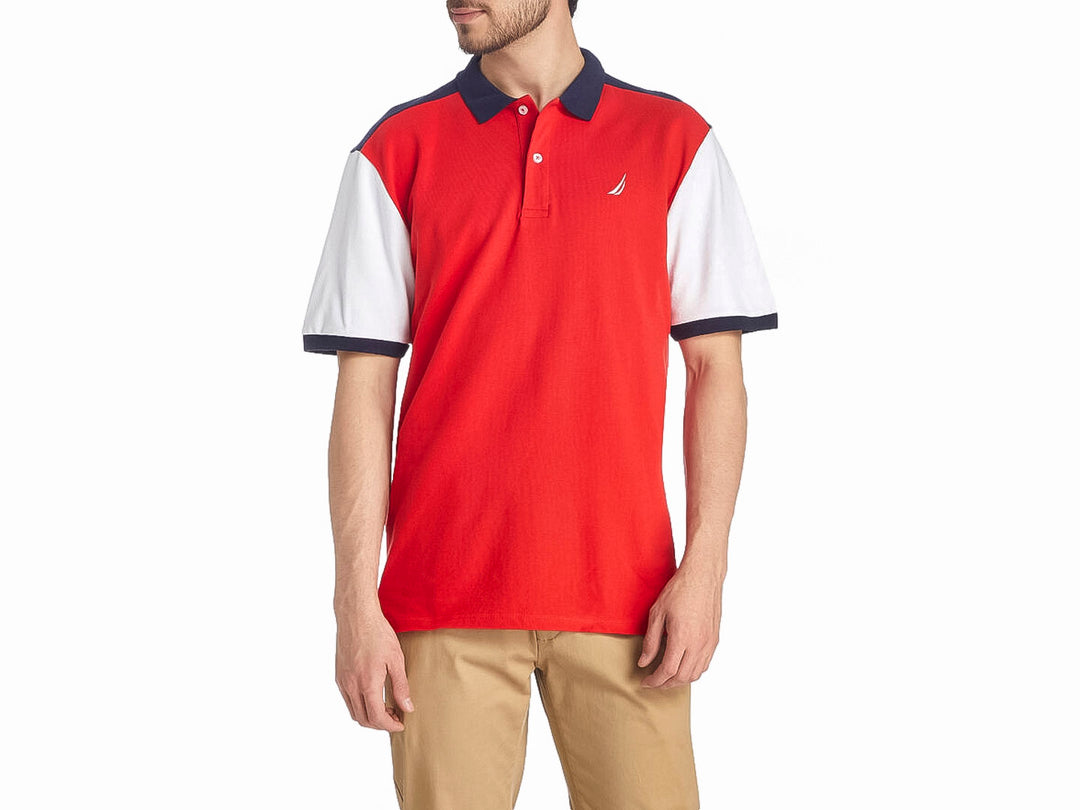 Playera polo Nautica color rojo con mangas blancas y cuello azul marino.