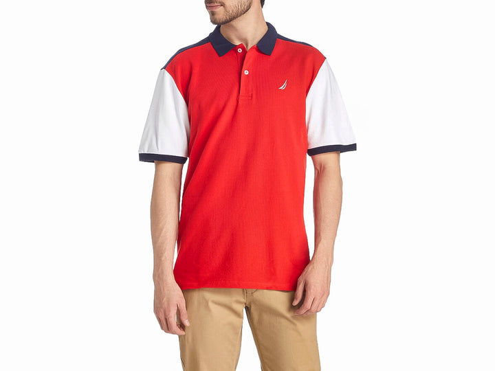 Playera polo Nautica color rojo con mangas blancas y cuello azul marino.
