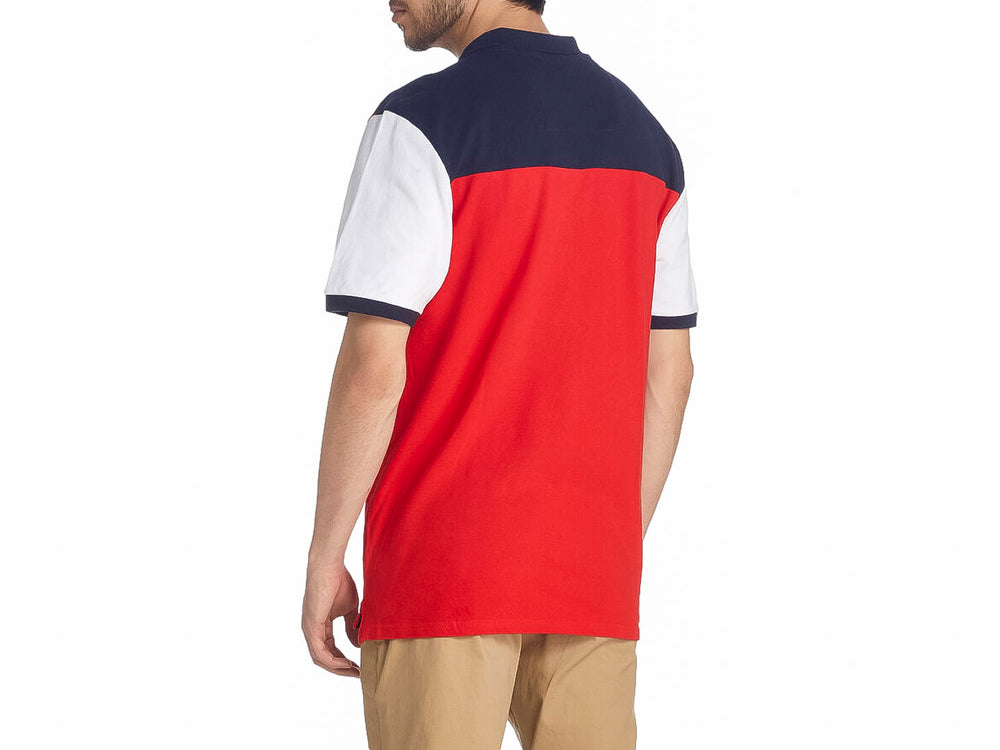 Playera polo Nautica color rojo con mangas blancas y cuello azul marino.