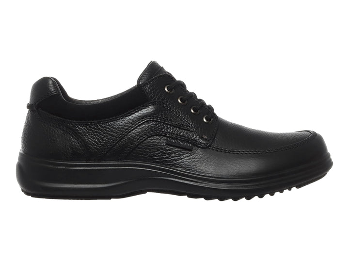 Zapato casual de cuero negro con cordones y suela negra.