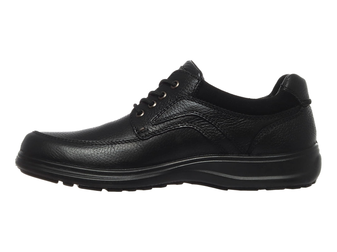 Zapato casual de cuero negro con cordones y suela negra.
