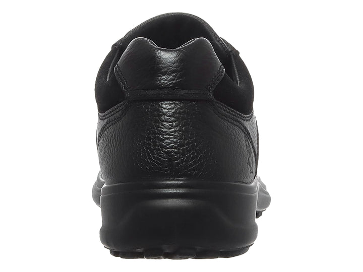 Zapato casual de cuero negro con cordones y suela negra.