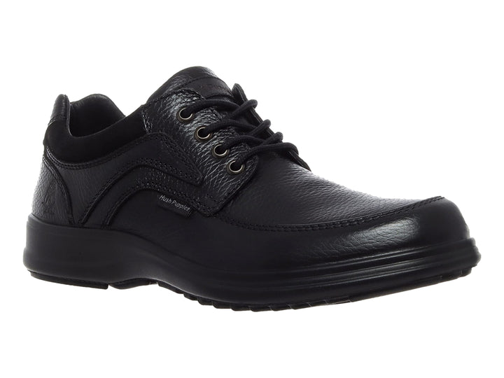 Zapato casual de cuero negro con cordones y suela negra.