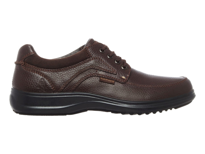 Zapato casual de cuero marrón con cordones y suela negra de la marca Hush Puppies.