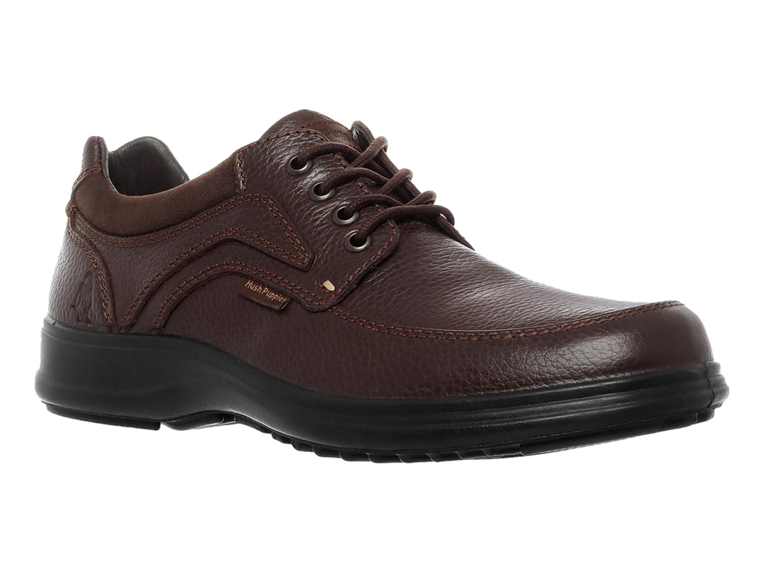 Zapato casual de cuero marrón con cordones y suela negra de la marca Hush Puppies.