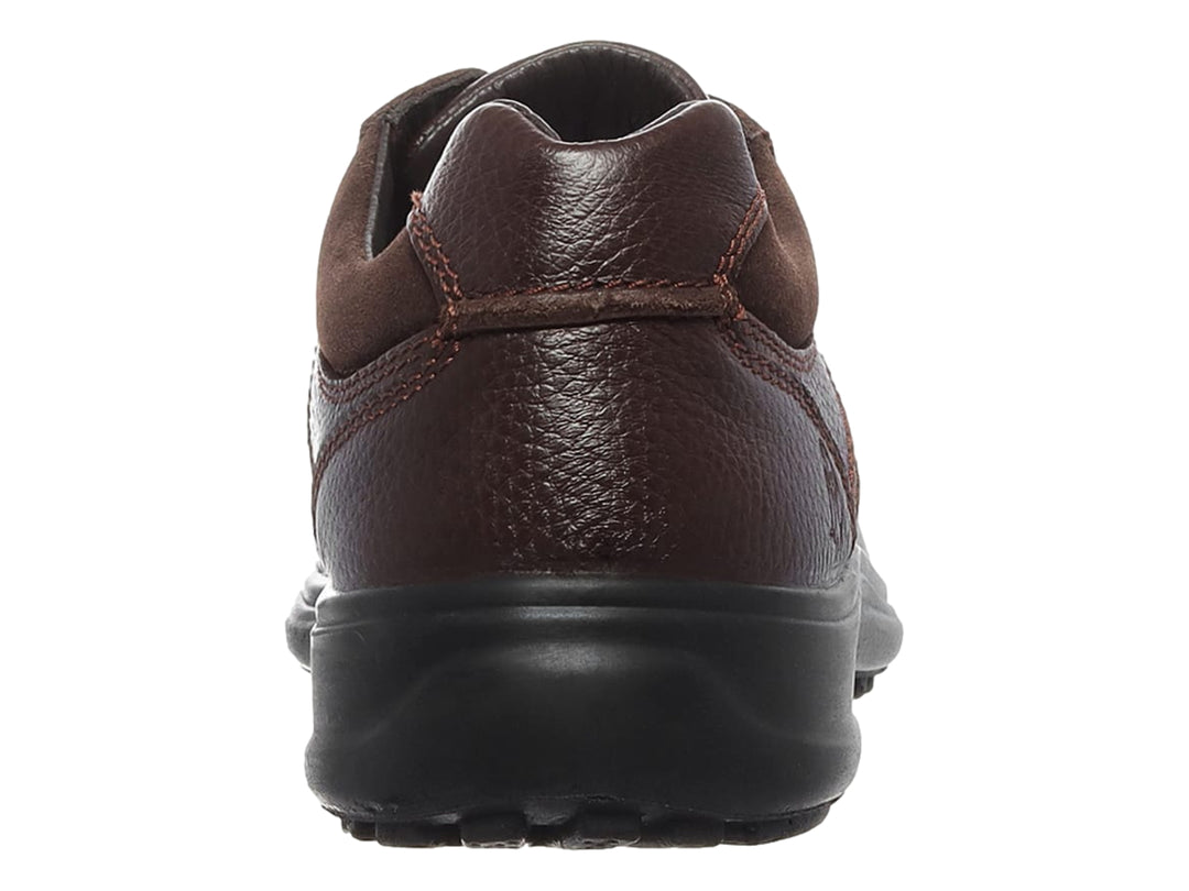 Zapato casual de cuero marrón con cordones y suela negra de la marca Hush Puppies.