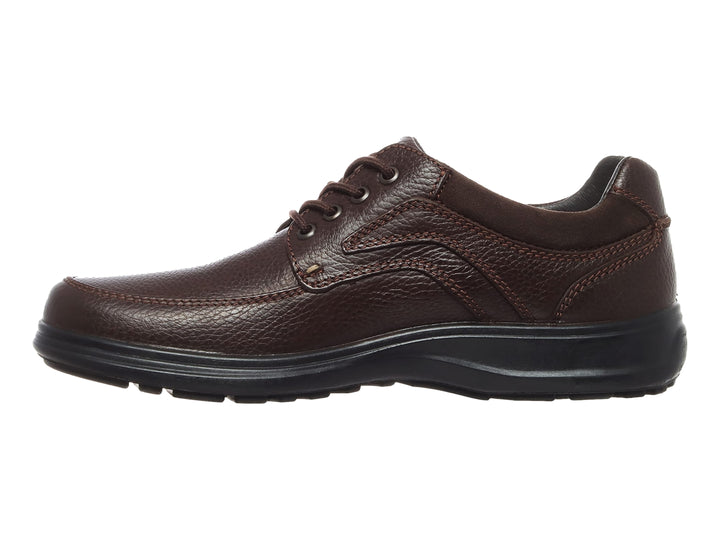 Zapato casual de cuero marrón con cordones y suela negra de la marca Hush Puppies.