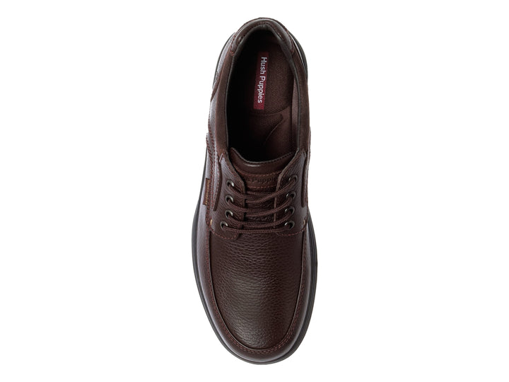 Zapato casual de cuero marrón con cordones y suela negra de la marca Hush Puppies.