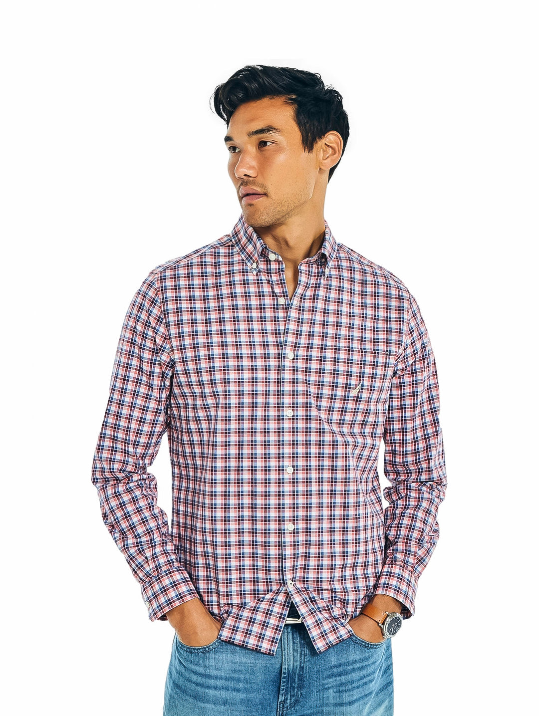 Hombre vistiendo una camisa de cuadros en tonos rojo, blanco y azul.
