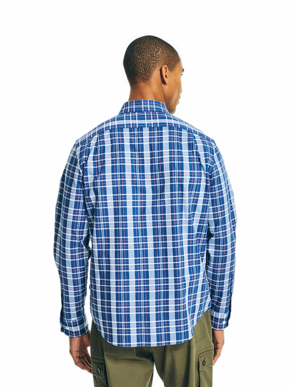 Hombre vistiendo una camisa Nautica azul marino con estampado de cuadros blancos y mangas largas.
