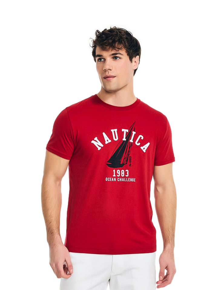 Hombre vistiendo playera roja de manga corta Nautica con gráfico blanco y negro en el pecho.