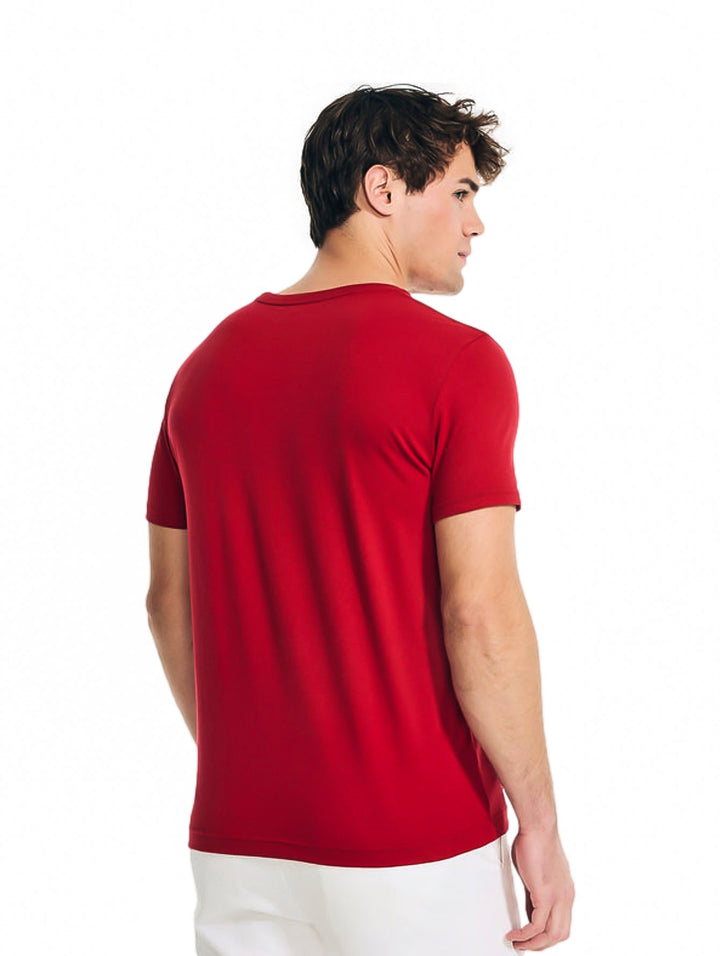 Hombre vistiendo playera roja de manga corta Nautica con gráfico blanco y negro en el pecho.