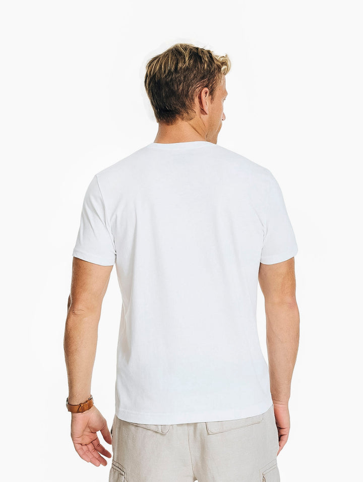 Hombre vistiendo playera blanca de manga corta marca Nautica con logotipo negro en el pecho.