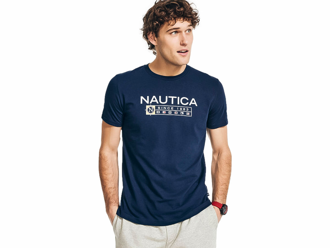 Hombre vistiendo una playera Nautica de color azul marino con logotipo blanco en el pecho.