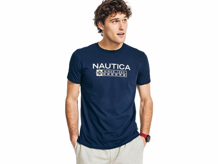 Hombre vistiendo una playera Nautica de color azul marino con logotipo blanco en el pecho.