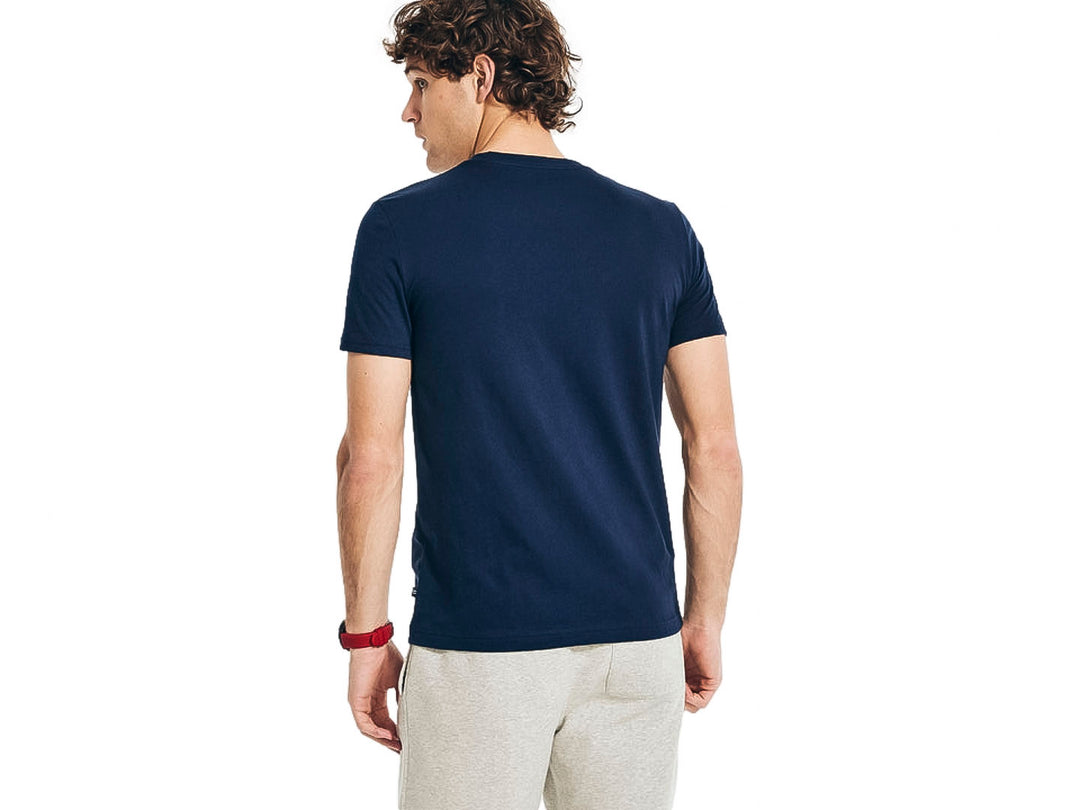 Hombre vistiendo una playera Nautica de color azul marino con logotipo blanco en el pecho.