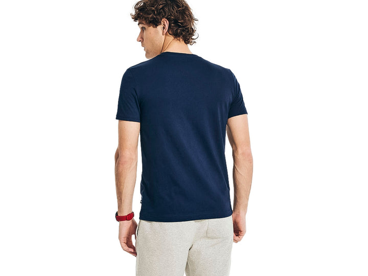 Hombre vistiendo una playera Nautica de color azul marino con logotipo blanco en el pecho.