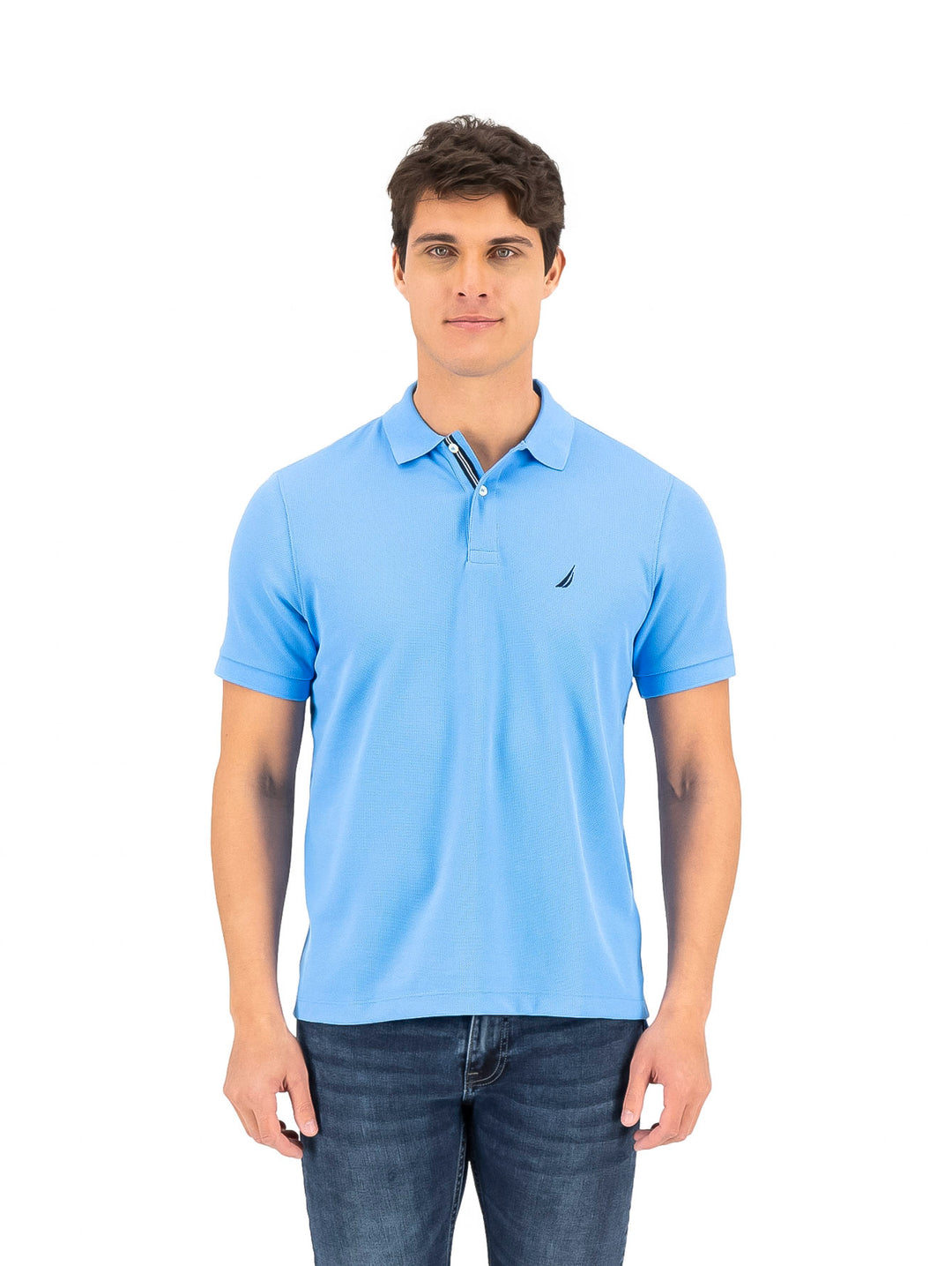 Hombre vistiendo playera polo Nautica color azul cielo de manga corta.