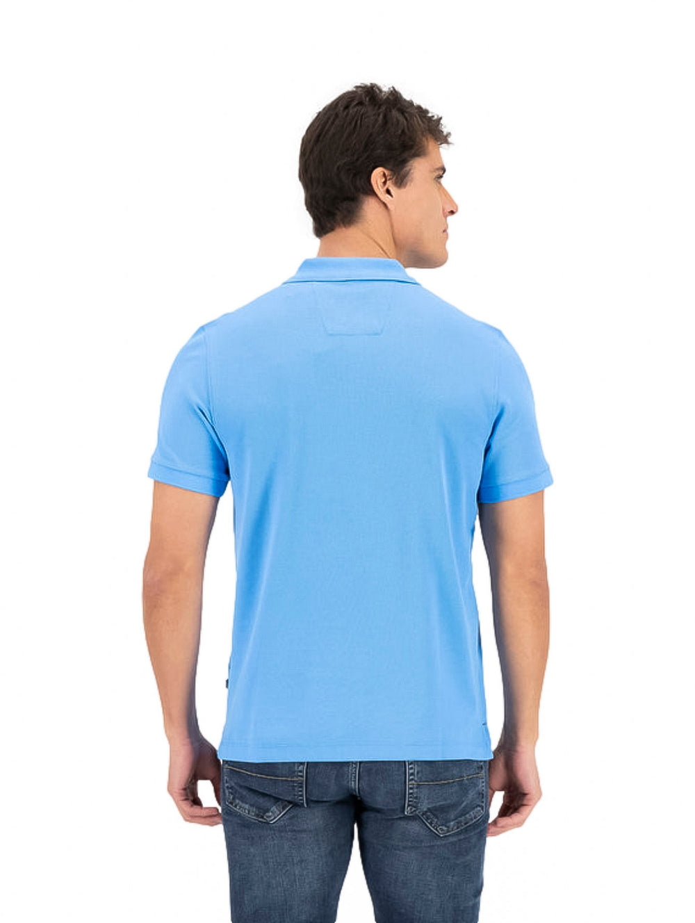 Hombre vistiendo playera polo Nautica color azul cielo de manga corta.
