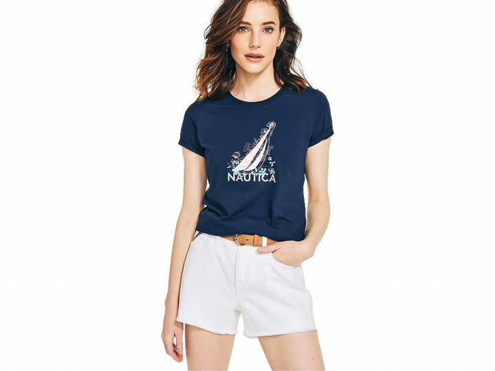 Mujer vistiendo playera azul marino de manga corta con estampado de velero y flores de la marca Nautica.