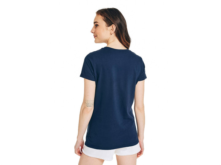 Mujer vistiendo playera azul marino de manga corta con estampado de velero y flores de la marca Nautica.