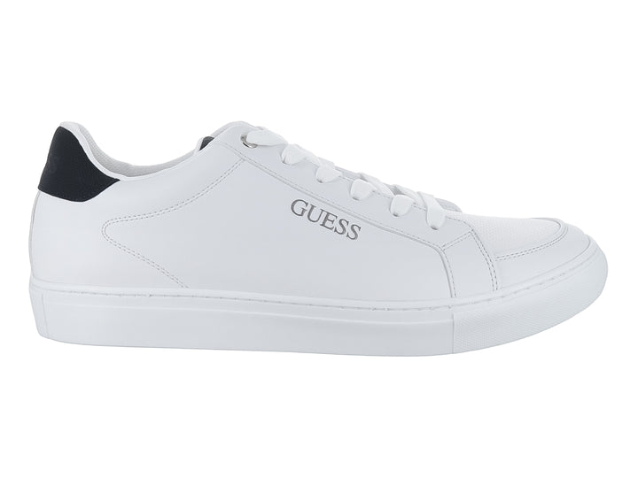 Tenis blancos Guess con detalle negro en el talón y suela blanca.