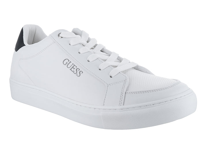 Tenis blancos Guess con detalle negro en el talón y suela blanca.