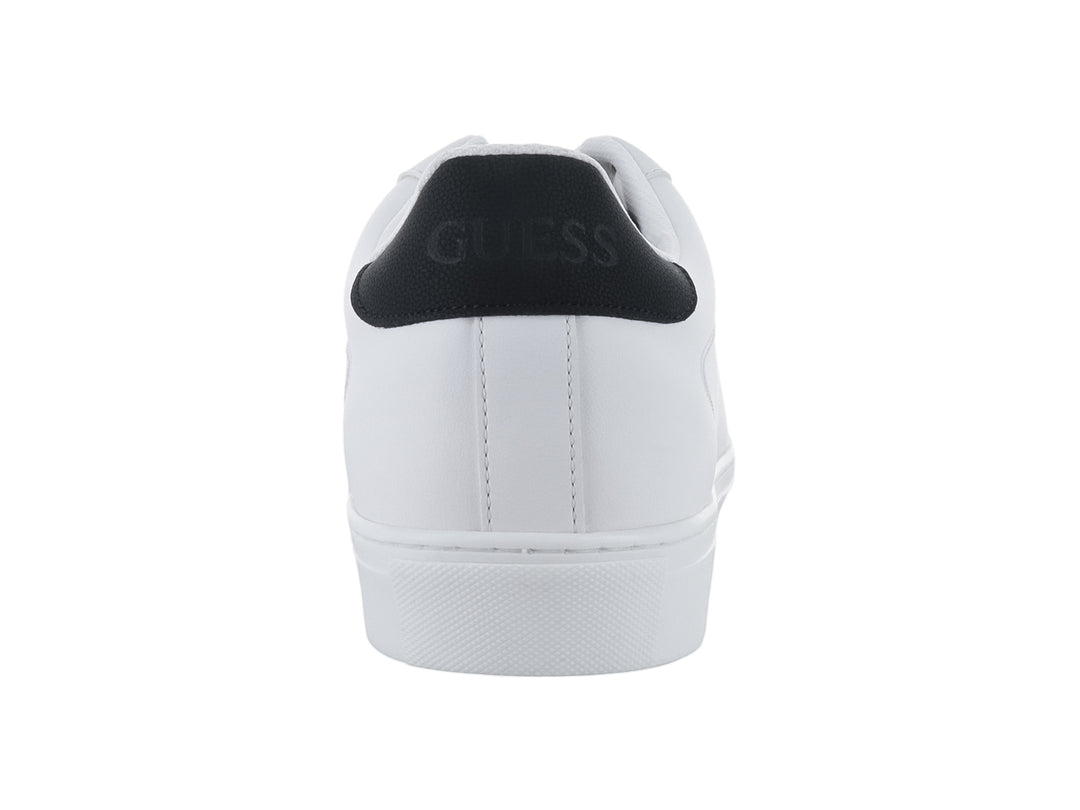 Tenis blancos Guess con detalle negro en el talón y suela blanca.