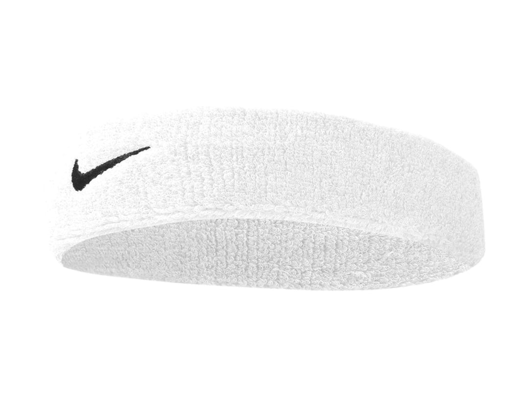 Banda para la cabeza de color blanco con logo Nike en negro, fabricada en material textil absorbente.
