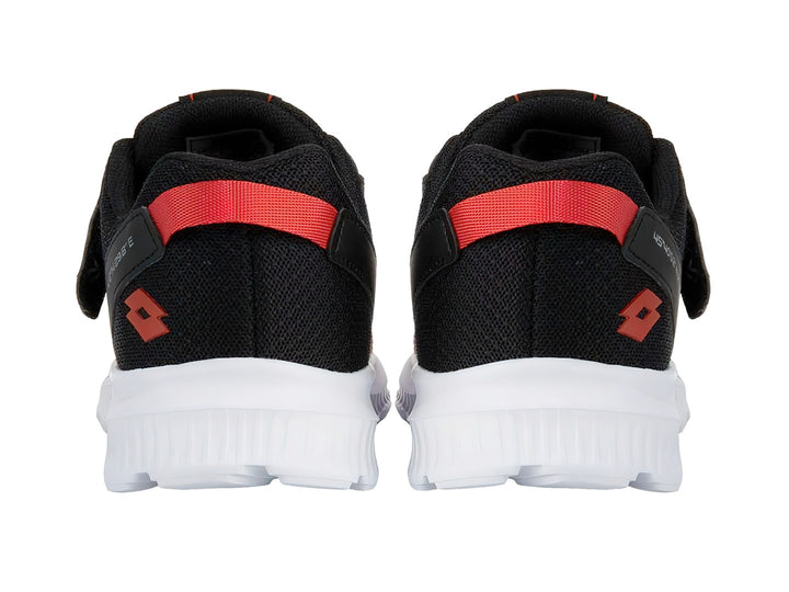 Tenis deportivos infantiles Lotto en colores rojo y negro con suela blanca y cierre de velcro.