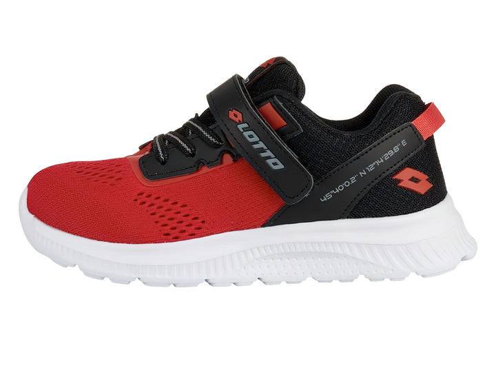 Tenis deportivos infantiles Lotto en colores rojo y negro con suela blanca y cierre de velcro.