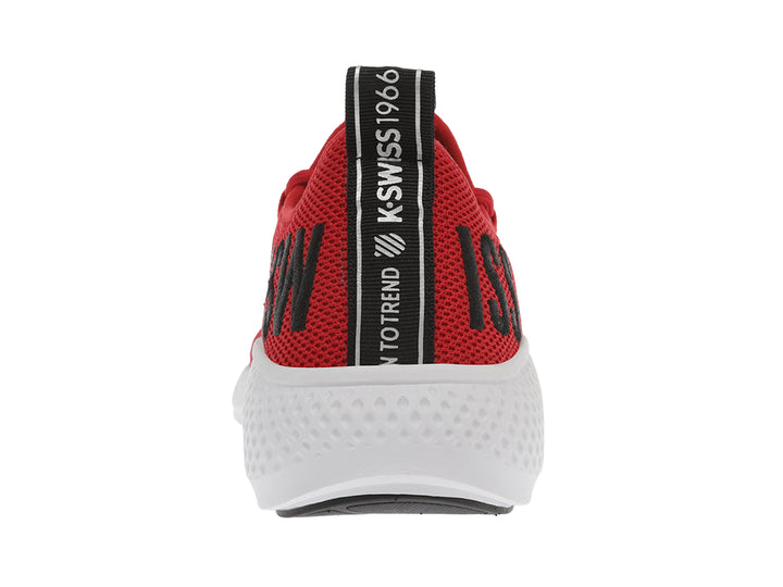 Tenis deportivos K-Swiss color rojo con suela blanca y detalles en negro.