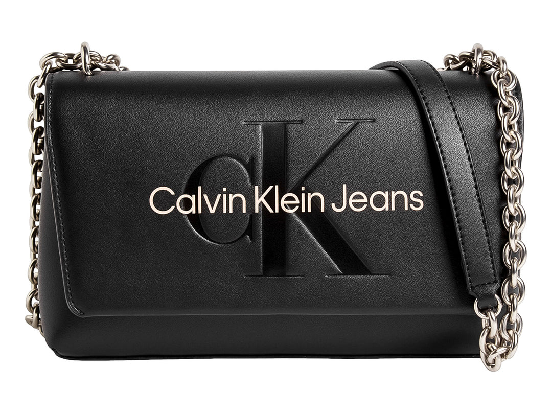 Bolso negro rectangular de Calvin Klein con correa de cadena plateada y logo en relieve frontal.