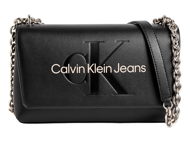 Bolso negro rectangular de Calvin Klein con correa de cadena plateada y logo en relieve frontal.