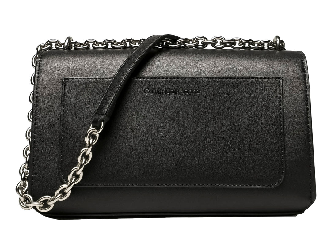 Bolso negro rectangular de Calvin Klein con correa de cadena plateada y logo en relieve frontal.