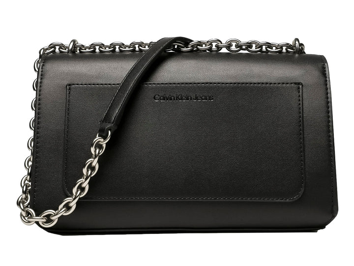 Bolso negro rectangular de Calvin Klein con correa de cadena plateada y logo en relieve frontal.