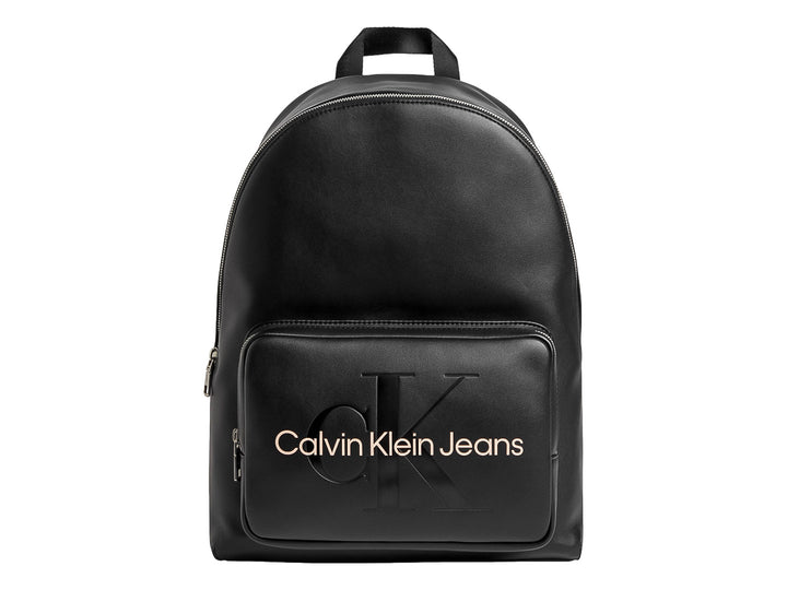 Mochila negra de Calvin Klein Jeans con logotipo frontal y acabado liso.