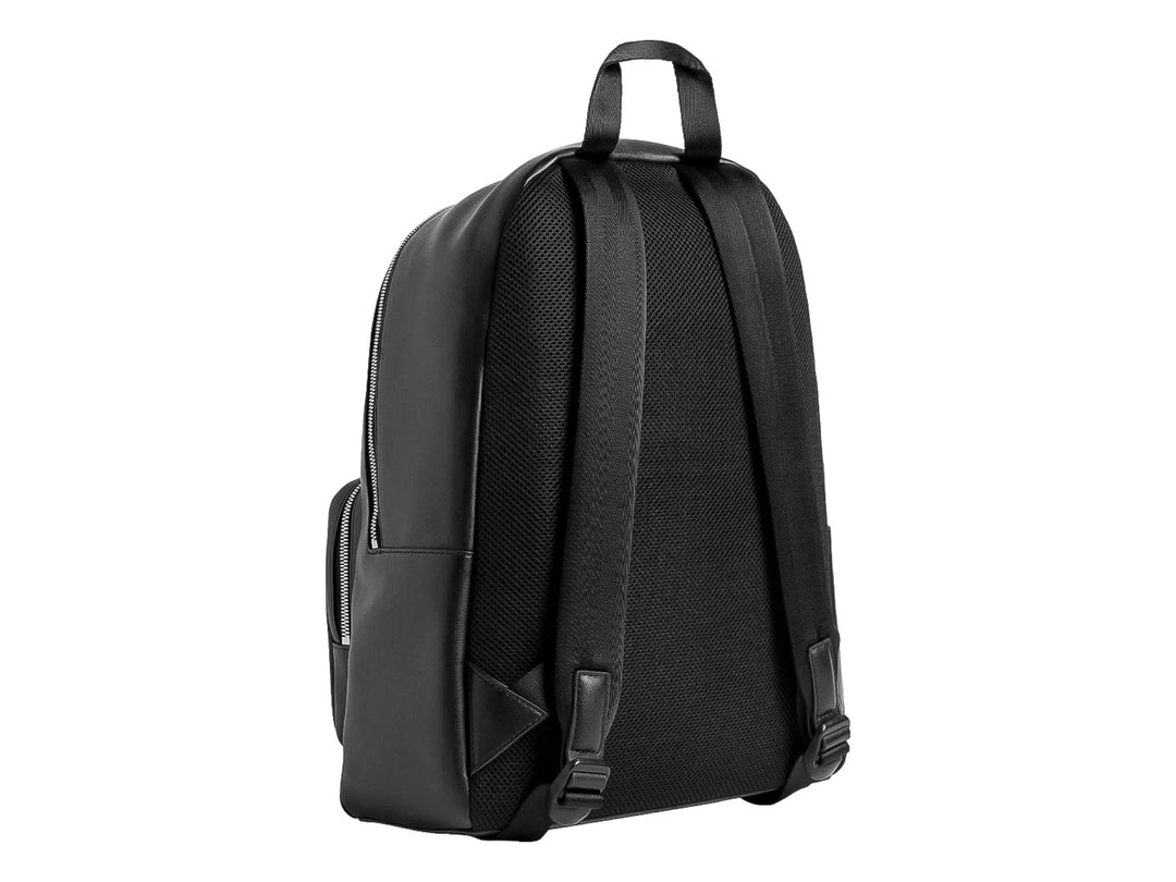 Mochila negra de Calvin Klein Jeans con logotipo frontal y acabado liso.