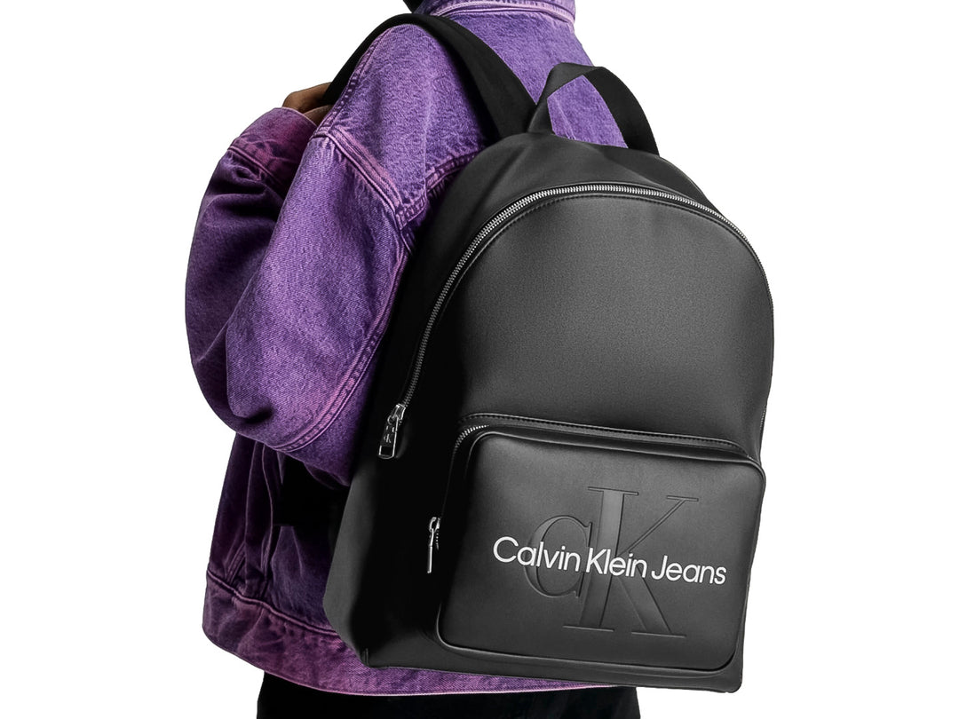 Mochila negra de Calvin Klein Jeans con logotipo frontal y acabado liso.