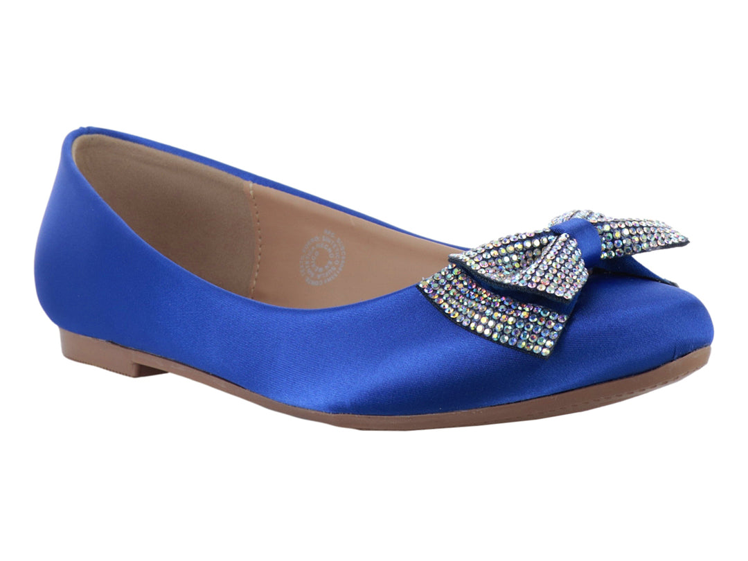 Zapato plano color azul cobalto con un moño decorado con pedrería brillante en la punta.